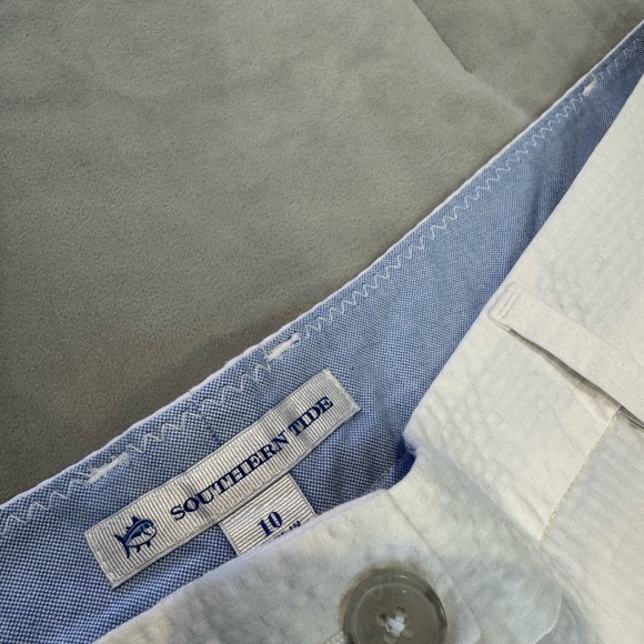 Southern Tide Women's white seersucker Bermuda shorts, Size 10 - Picture 2 of 4